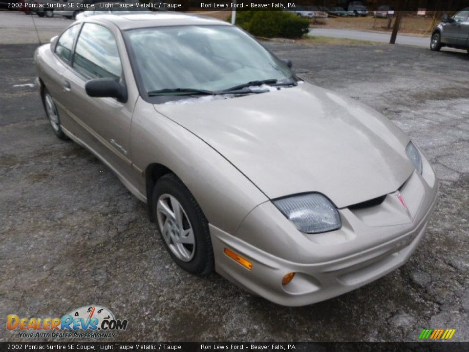 2002 Pontiac Sunfire SE Coupe Light Taupe Metallic / Taupe Photo #2