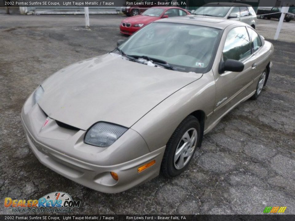 Front 3/4 View of 2002 Pontiac Sunfire SE Coupe Photo #4