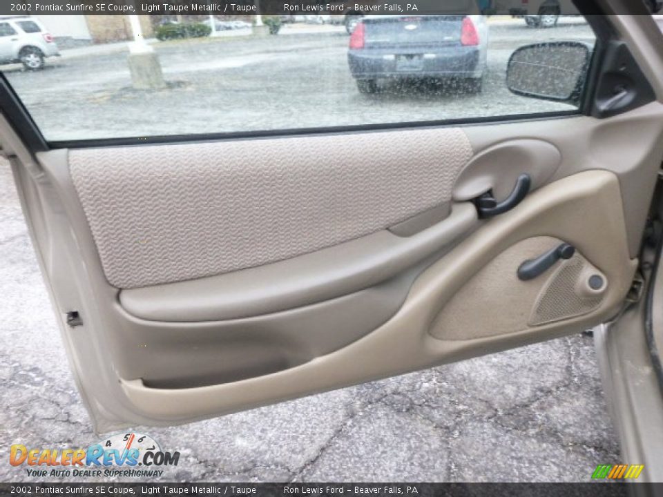 Door Panel of 2002 Pontiac Sunfire SE Coupe Photo #13