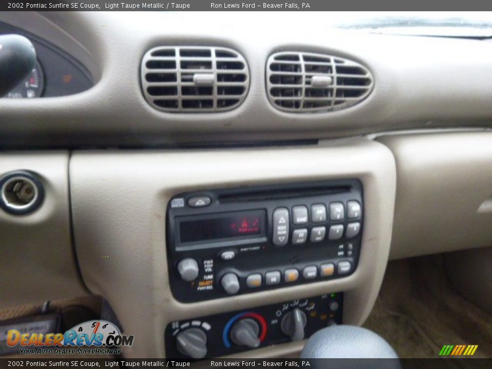 Controls of 2002 Pontiac Sunfire SE Coupe Photo #15