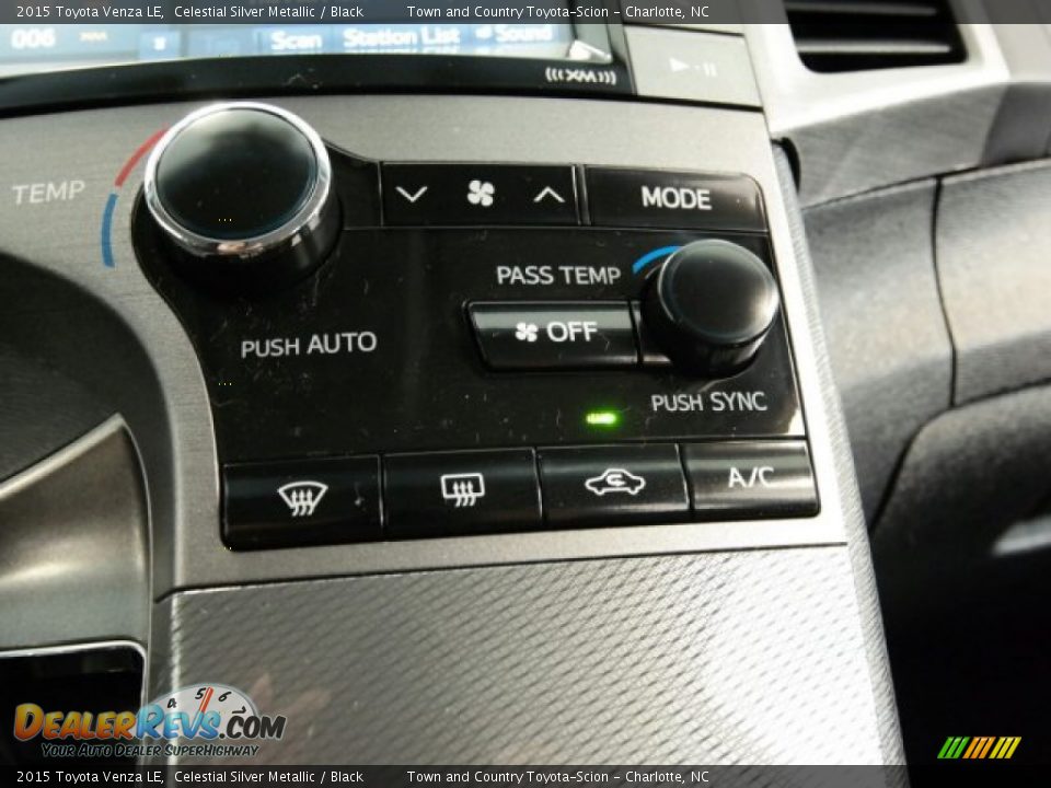 Controls of 2015 Toyota Venza LE Photo #19