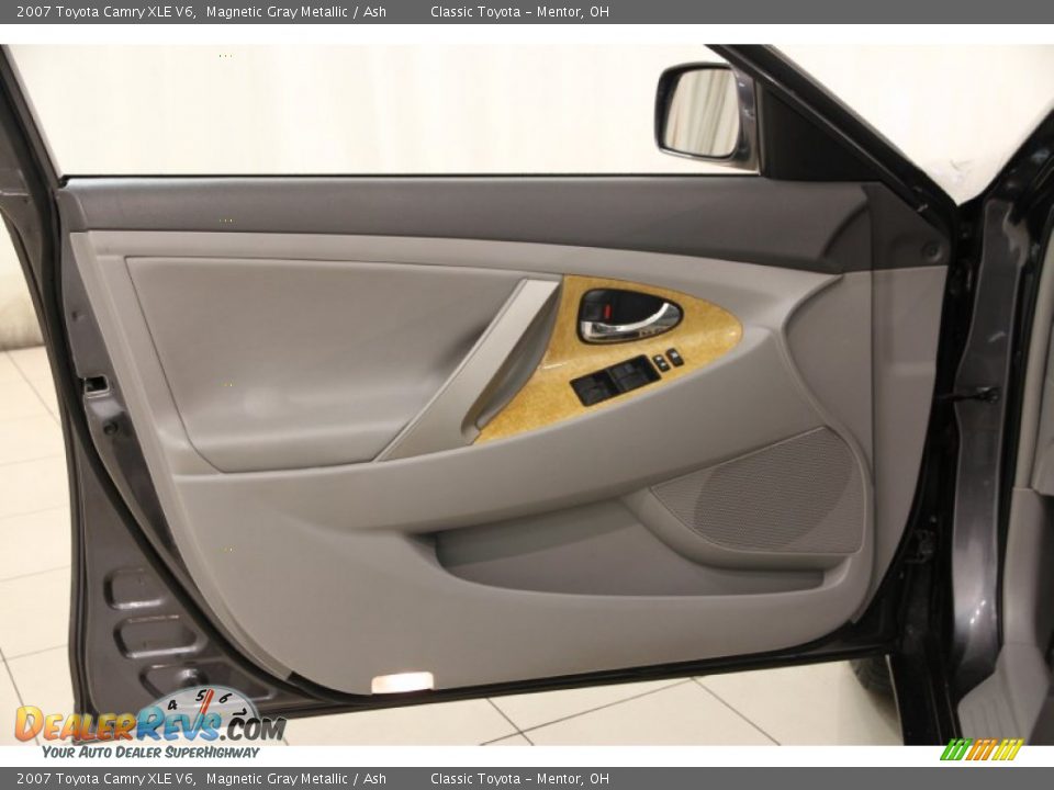 Door Panel of 2007 Toyota Camry XLE V6 Photo #4