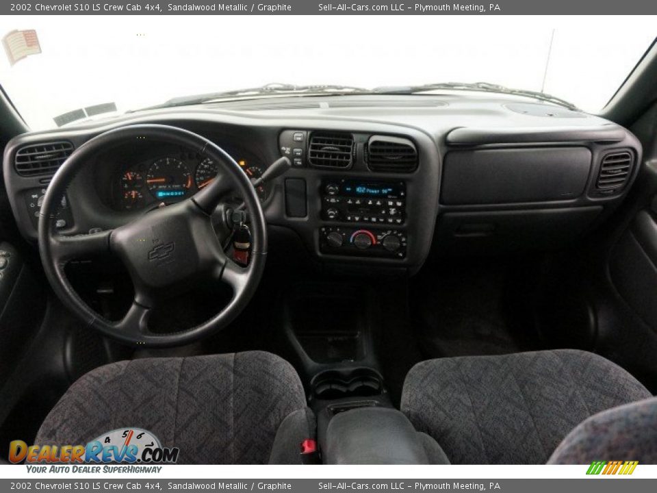 2002 Chevrolet S10 LS Crew Cab 4x4 Sandalwood Metallic / Graphite Photo #22