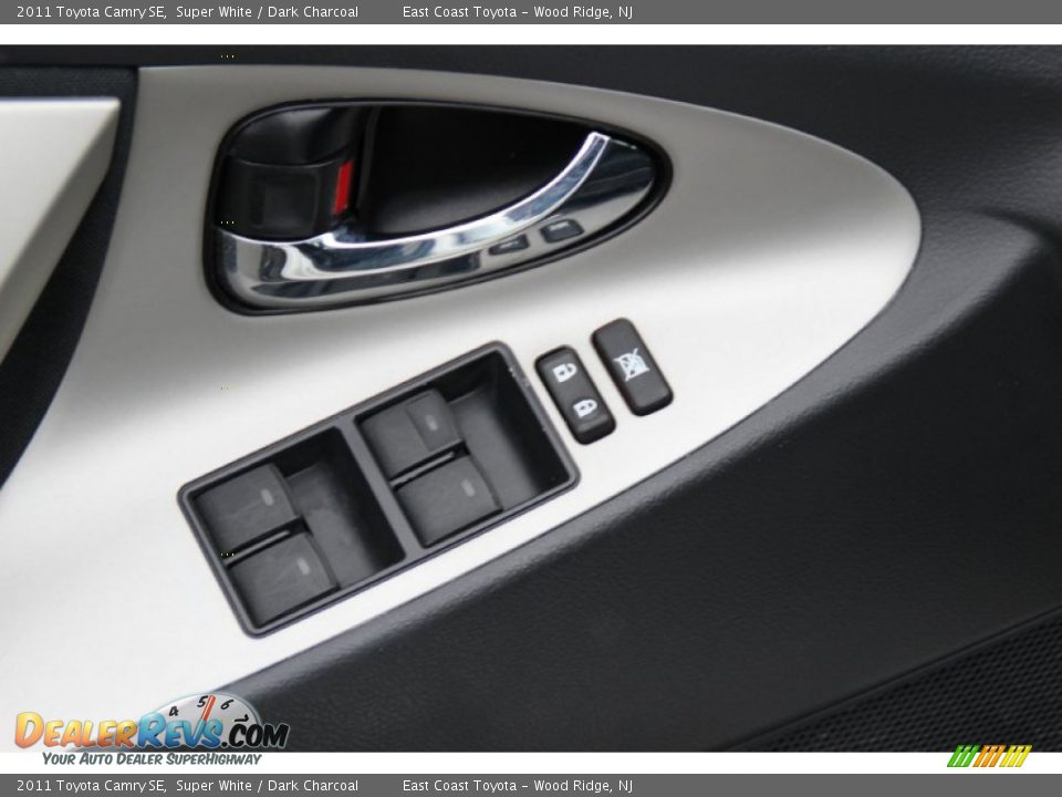 2011 Toyota Camry SE Super White / Dark Charcoal Photo #10