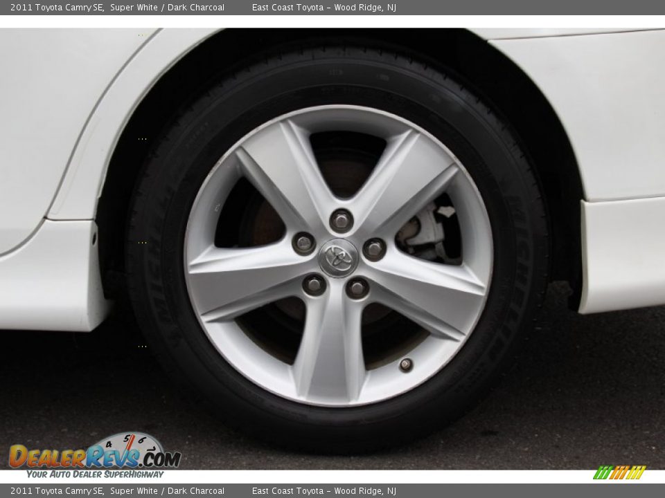 2011 Toyota Camry SE Super White / Dark Charcoal Photo #29
