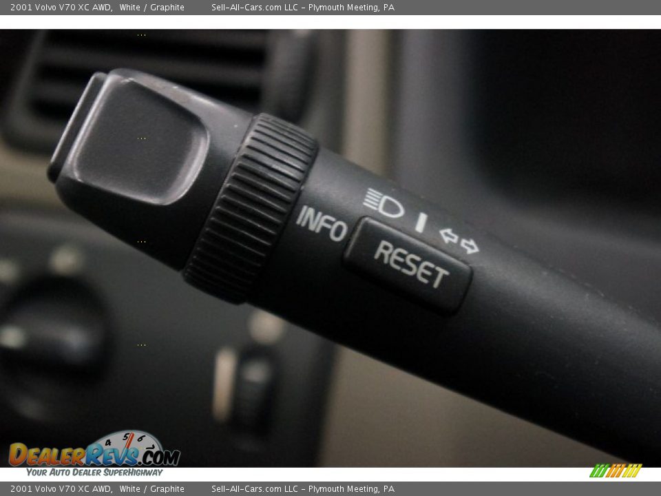 2001 Volvo V70 XC AWD White / Graphite Photo #25