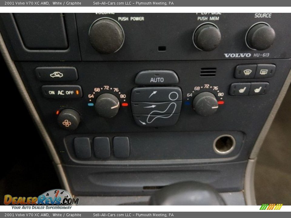 2001 Volvo V70 XC AWD White / Graphite Photo #30