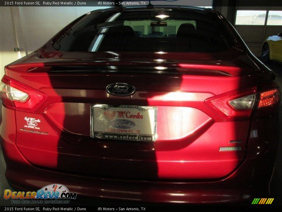 2015 Ford Fusion SE Ruby Red Metallic / Dune Photo #5