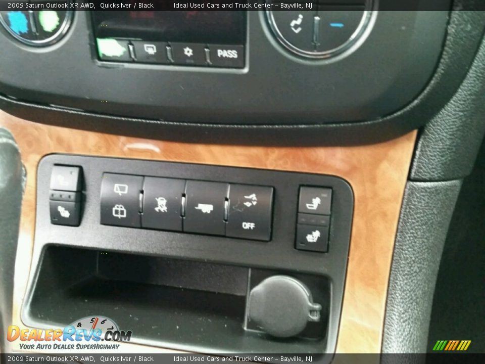 2009 Saturn Outlook XR AWD Quicksilver / Black Photo #30