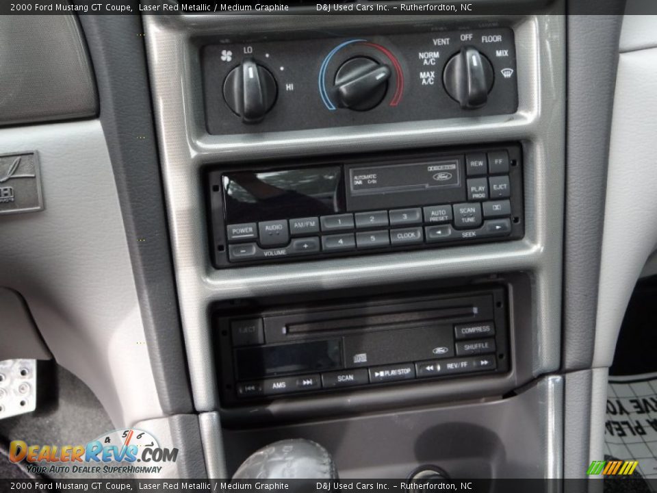 Controls of 2000 Ford Mustang GT Coupe Photo #26