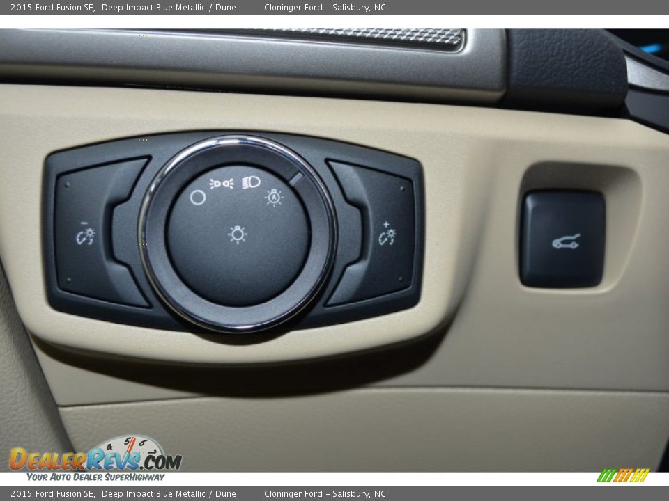 Controls of 2015 Ford Fusion SE Photo #19