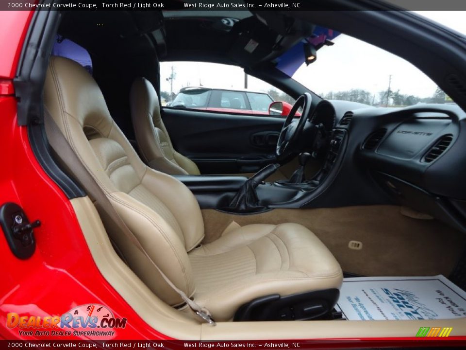 2000 Chevrolet Corvette Coupe Torch Red / Light Oak Photo #16
