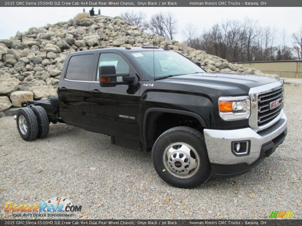 Front 3/4 View of 2015 GMC Sierra 3500HD SLE Crew Cab 4x4 Dual Rear Wheel Chassis Photo #1