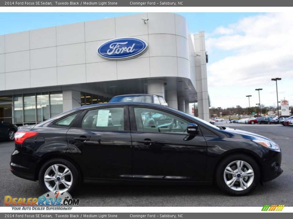 2014 Ford Focus SE Sedan Tuxedo Black / Medium Light Stone Photo #2