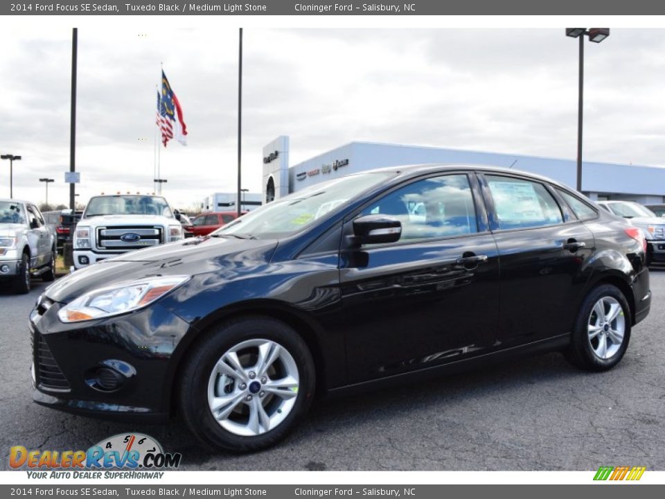 2014 Ford Focus SE Sedan Tuxedo Black / Medium Light Stone Photo #3