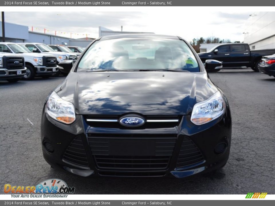 2014 Ford Focus SE Sedan Tuxedo Black / Medium Light Stone Photo #4