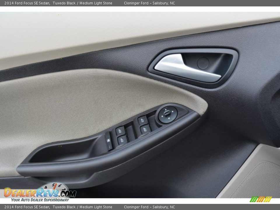 2014 Ford Focus SE Sedan Tuxedo Black / Medium Light Stone Photo #5