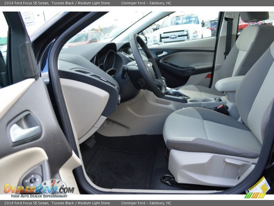 2014 Ford Focus SE Sedan Tuxedo Black / Medium Light Stone Photo #6