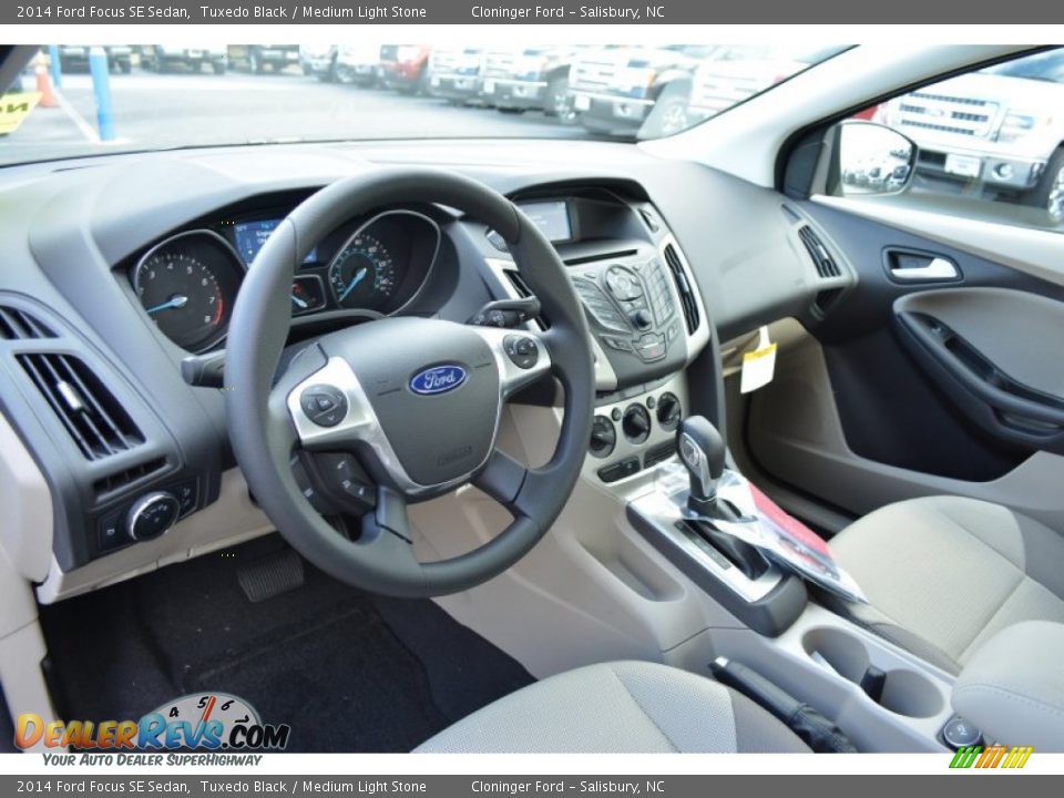 2014 Ford Focus SE Sedan Tuxedo Black / Medium Light Stone Photo #7