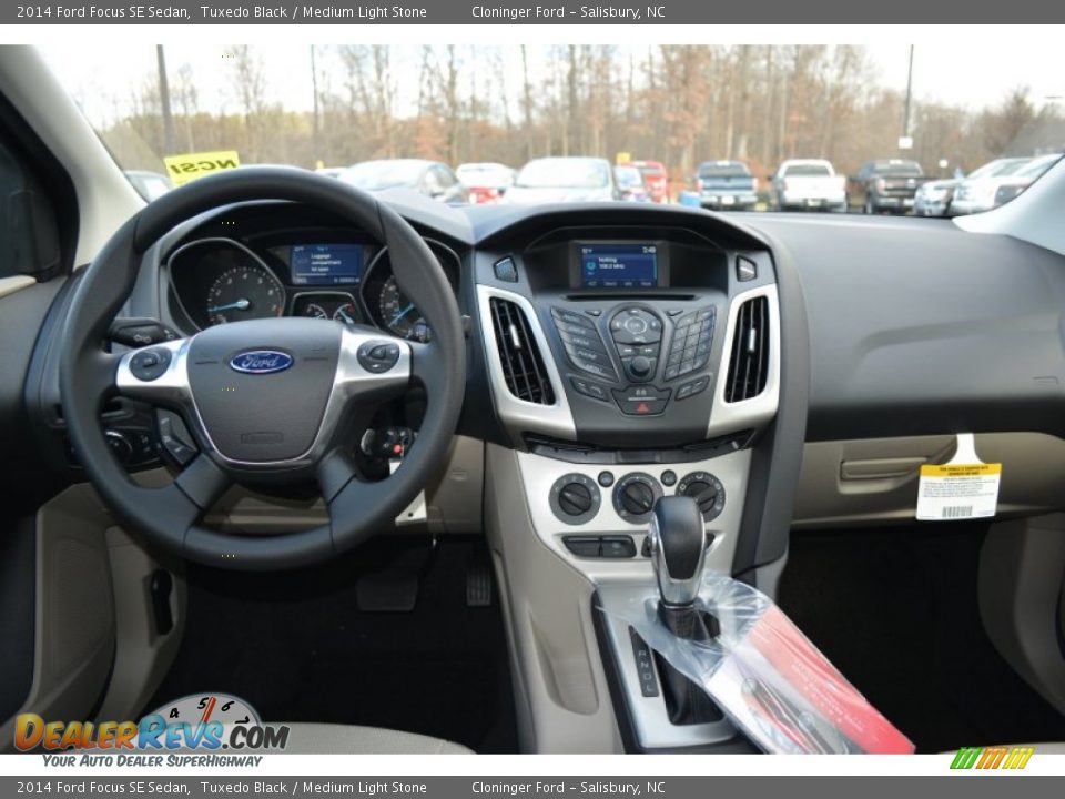 2014 Ford Focus SE Sedan Tuxedo Black / Medium Light Stone Photo #8