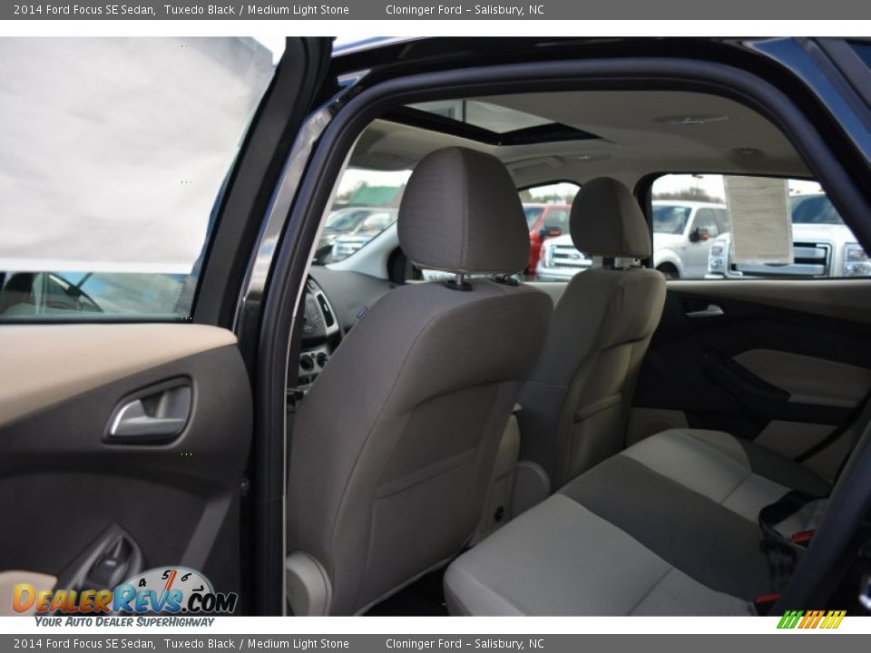 2014 Ford Focus SE Sedan Tuxedo Black / Medium Light Stone Photo #9