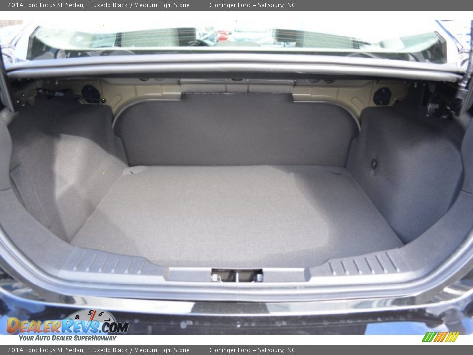 2014 Ford Focus SE Sedan Tuxedo Black / Medium Light Stone Photo #10