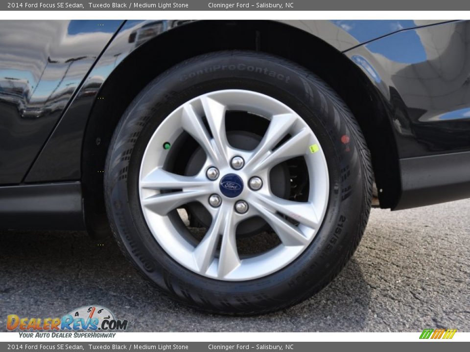 2014 Ford Focus SE Sedan Tuxedo Black / Medium Light Stone Photo #11