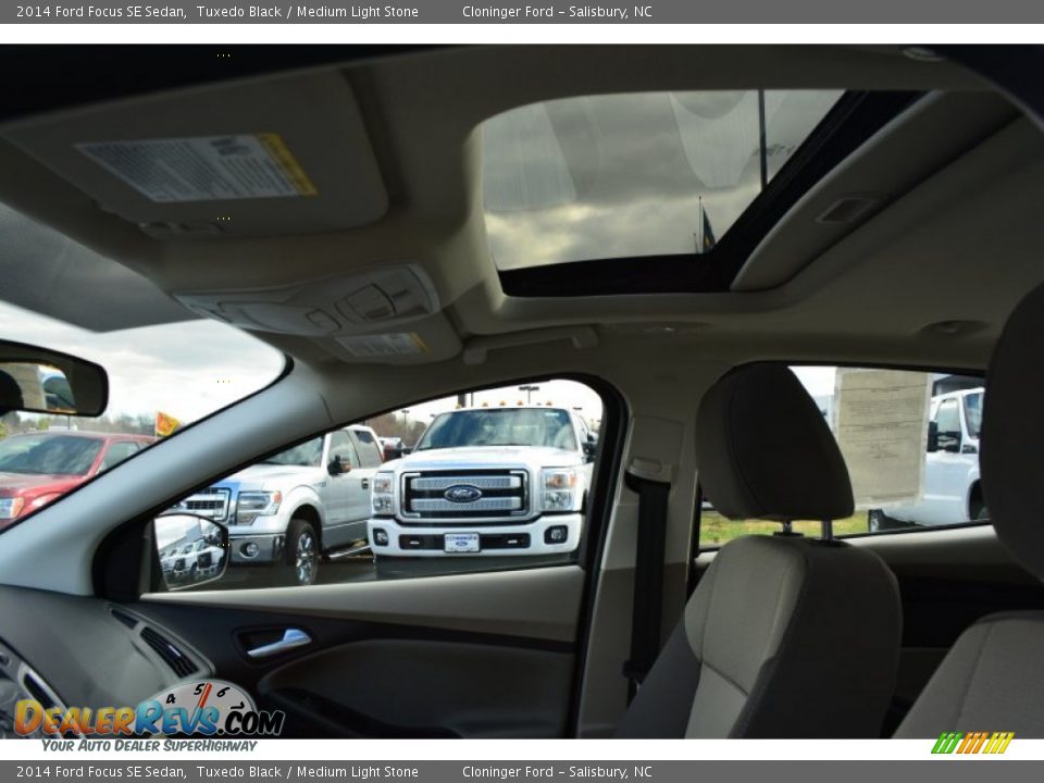 2014 Ford Focus SE Sedan Tuxedo Black / Medium Light Stone Photo #12