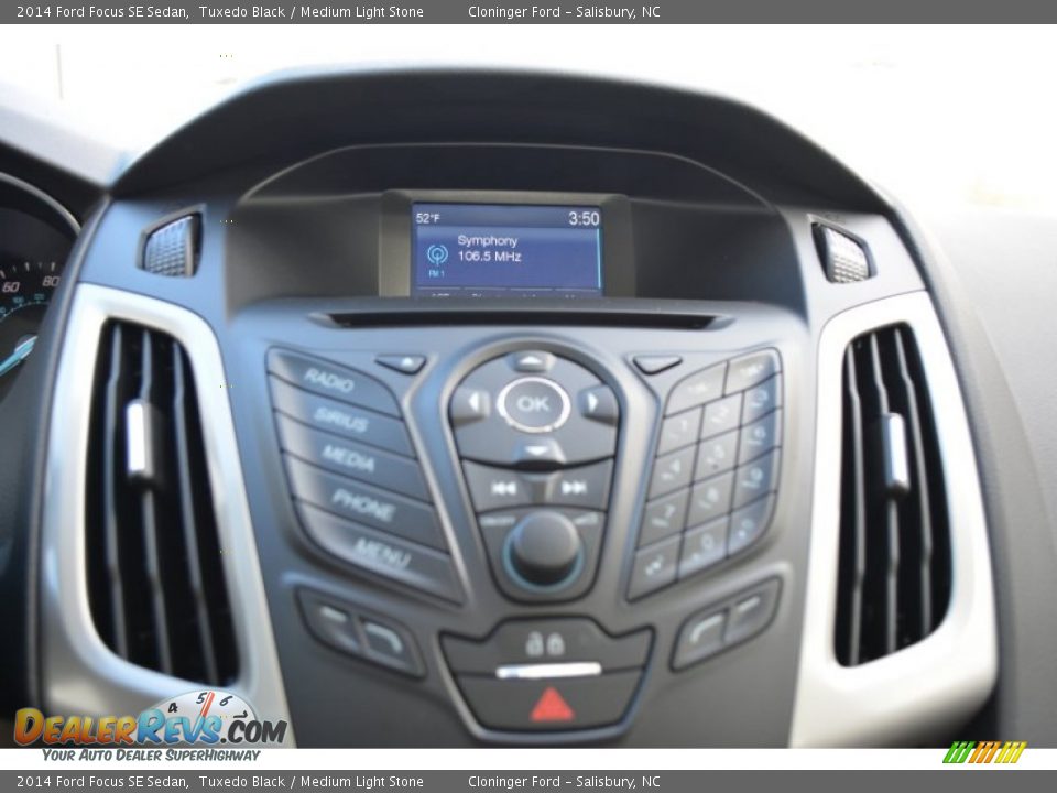 2014 Ford Focus SE Sedan Tuxedo Black / Medium Light Stone Photo #13