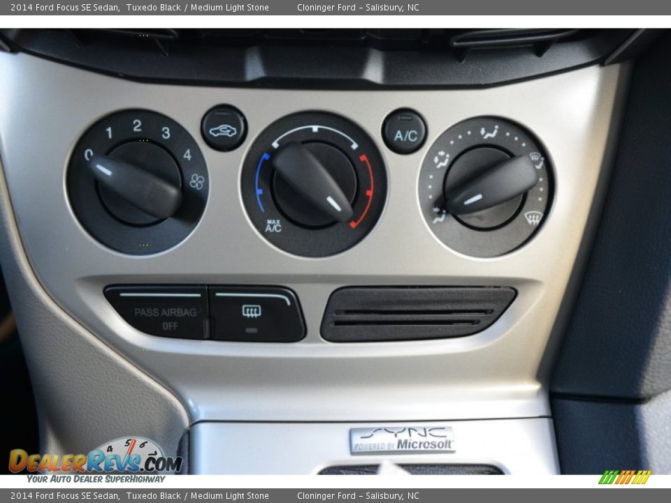 2014 Ford Focus SE Sedan Tuxedo Black / Medium Light Stone Photo #14