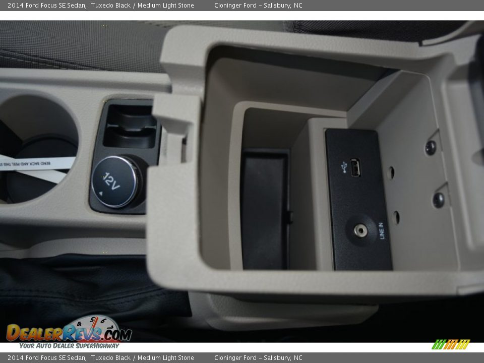 2014 Ford Focus SE Sedan Tuxedo Black / Medium Light Stone Photo #15