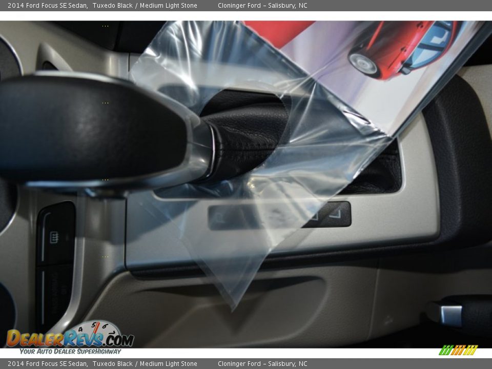 2014 Ford Focus SE Sedan Tuxedo Black / Medium Light Stone Photo #16