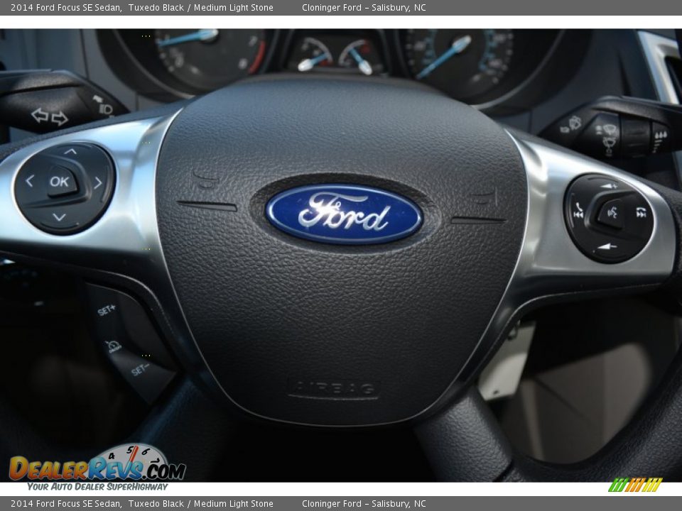 2014 Ford Focus SE Sedan Tuxedo Black / Medium Light Stone Photo #17