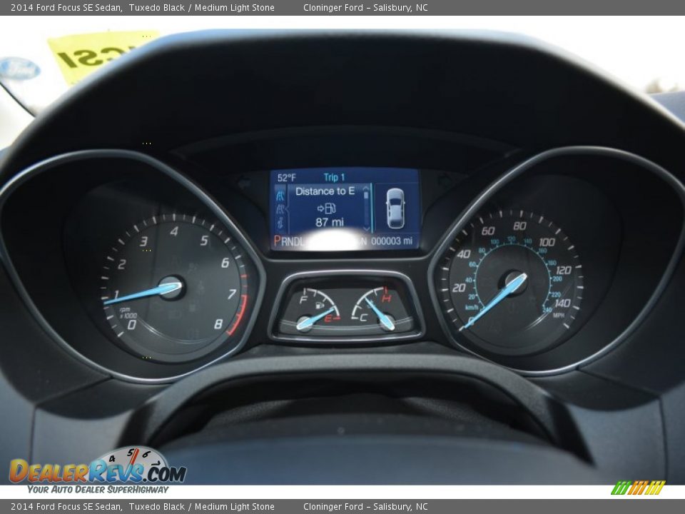 2014 Ford Focus SE Sedan Tuxedo Black / Medium Light Stone Photo #18