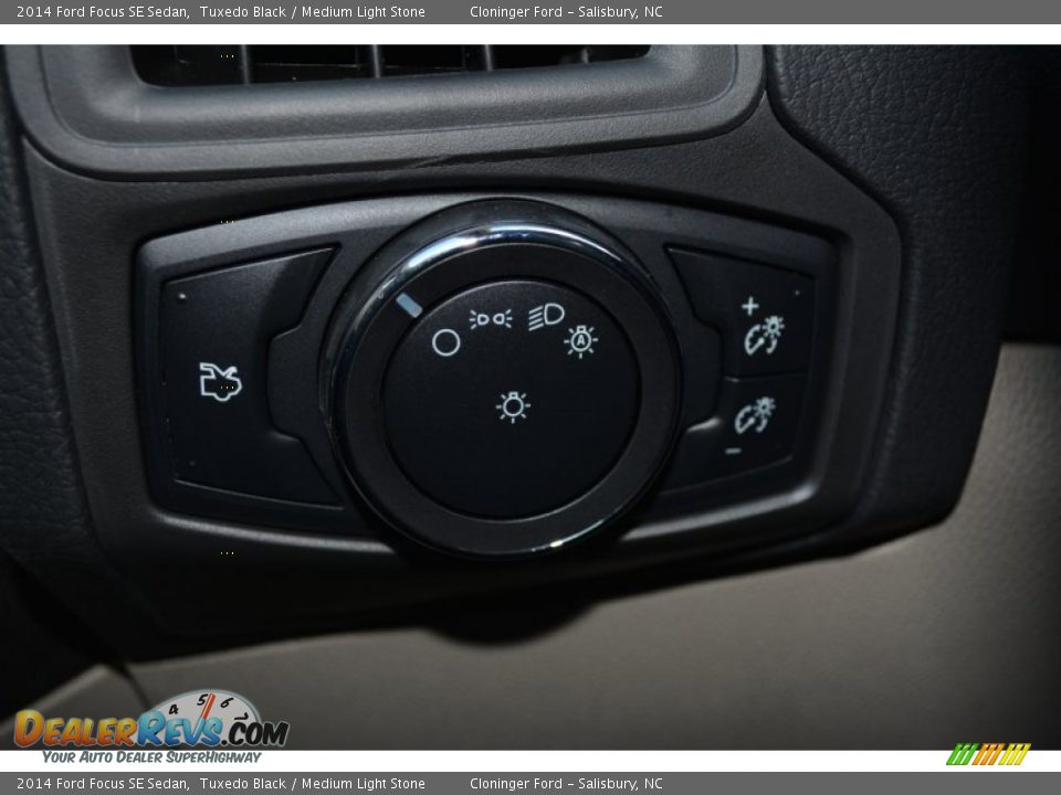 2014 Ford Focus SE Sedan Tuxedo Black / Medium Light Stone Photo #19