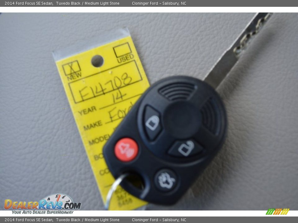 2014 Ford Focus SE Sedan Tuxedo Black / Medium Light Stone Photo #20