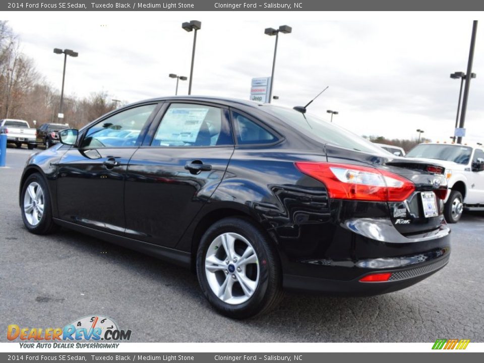 2014 Ford Focus SE Sedan Tuxedo Black / Medium Light Stone Photo #21