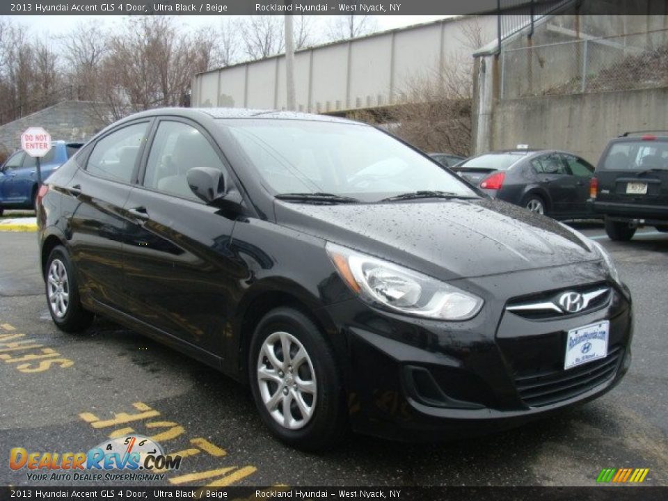 2013 Hyundai Accent GLS 4 Door Ultra Black / Beige Photo #3