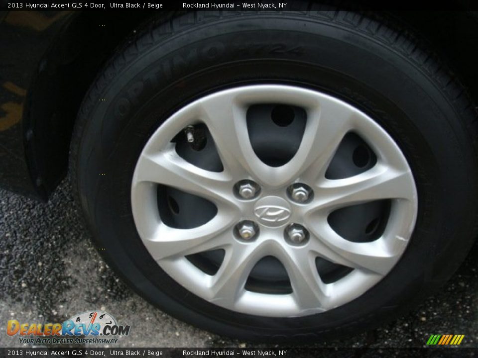 2013 Hyundai Accent GLS 4 Door Ultra Black / Beige Photo #25