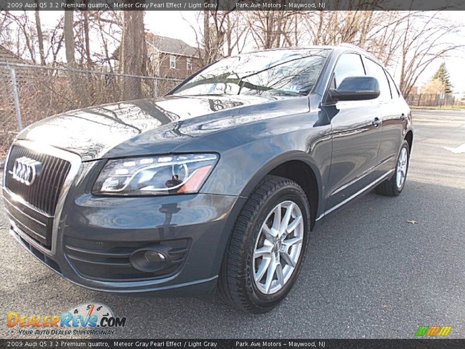 2009 Audi Q5 3.2 Premium quattro Meteor Gray Pearl Effect / Light Gray Photo #1