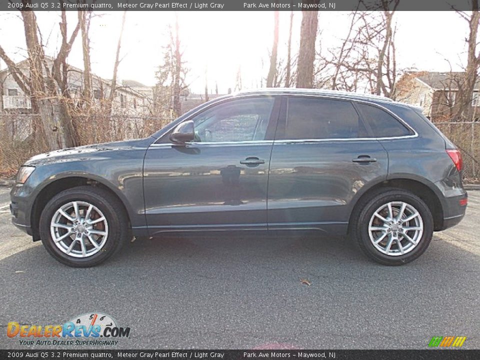 2009 Audi Q5 3.2 Premium quattro Meteor Gray Pearl Effect / Light Gray Photo #2