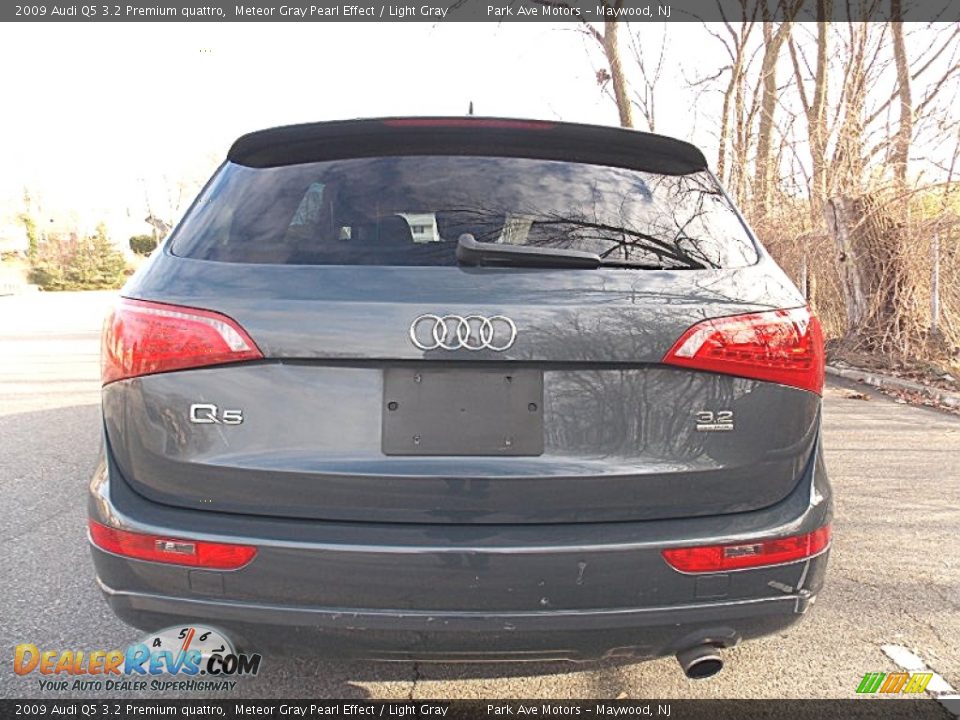 2009 Audi Q5 3.2 Premium quattro Meteor Gray Pearl Effect / Light Gray Photo #4