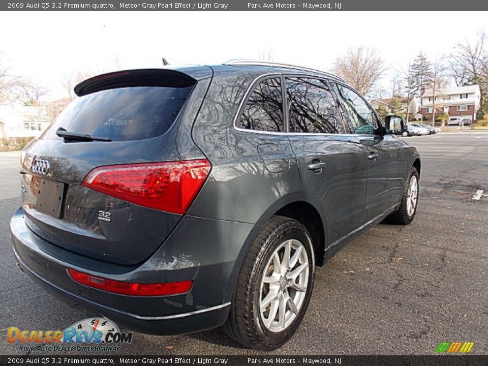 2009 Audi Q5 3.2 Premium quattro Meteor Gray Pearl Effect / Light Gray Photo #6