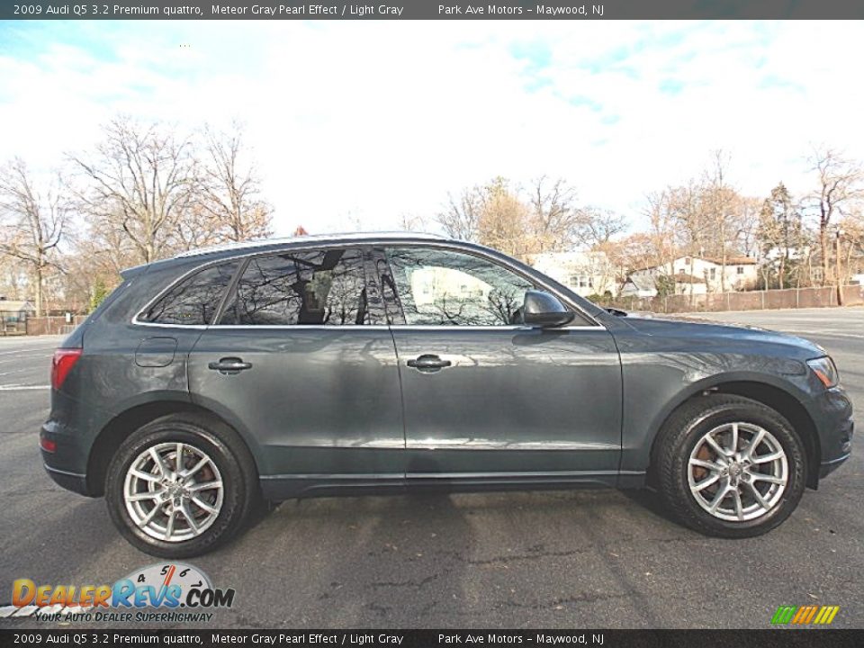 2009 Audi Q5 3.2 Premium quattro Meteor Gray Pearl Effect / Light Gray Photo #7