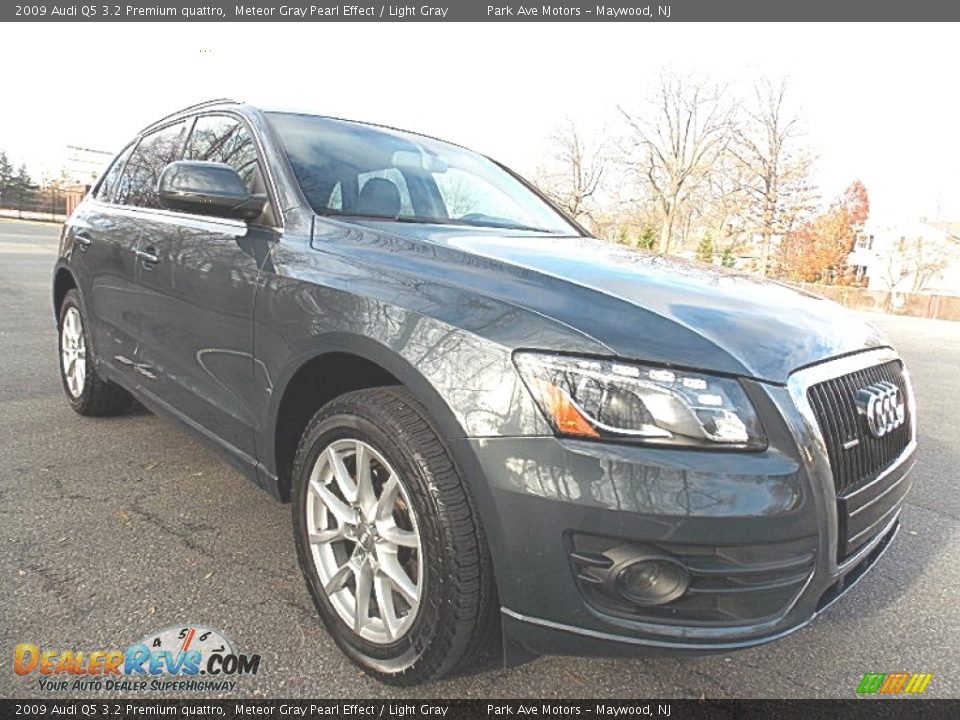 2009 Audi Q5 3.2 Premium quattro Meteor Gray Pearl Effect / Light Gray Photo #8