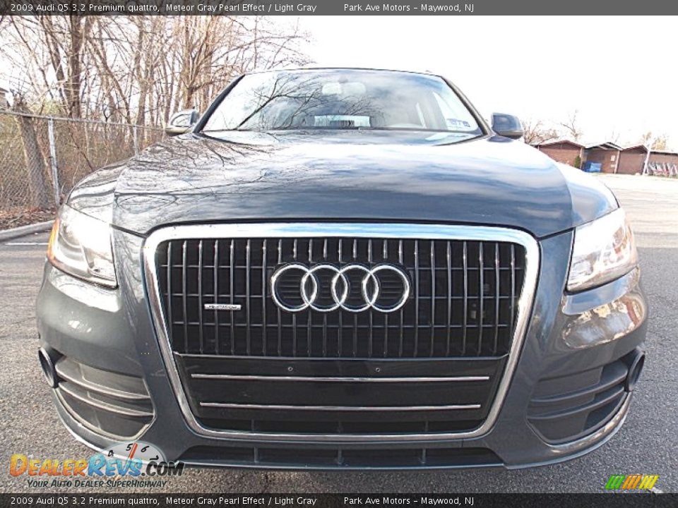 2009 Audi Q5 3.2 Premium quattro Meteor Gray Pearl Effect / Light Gray Photo #9