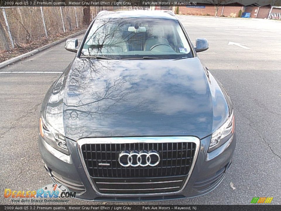 2009 Audi Q5 3.2 Premium quattro Meteor Gray Pearl Effect / Light Gray Photo #10