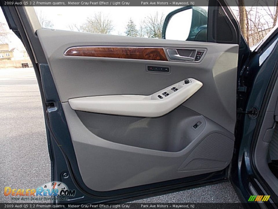 2009 Audi Q5 3.2 Premium quattro Meteor Gray Pearl Effect / Light Gray Photo #11