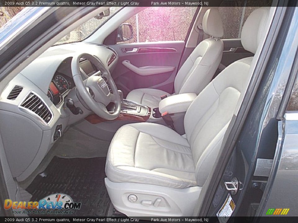 2009 Audi Q5 3.2 Premium quattro Meteor Gray Pearl Effect / Light Gray Photo #13