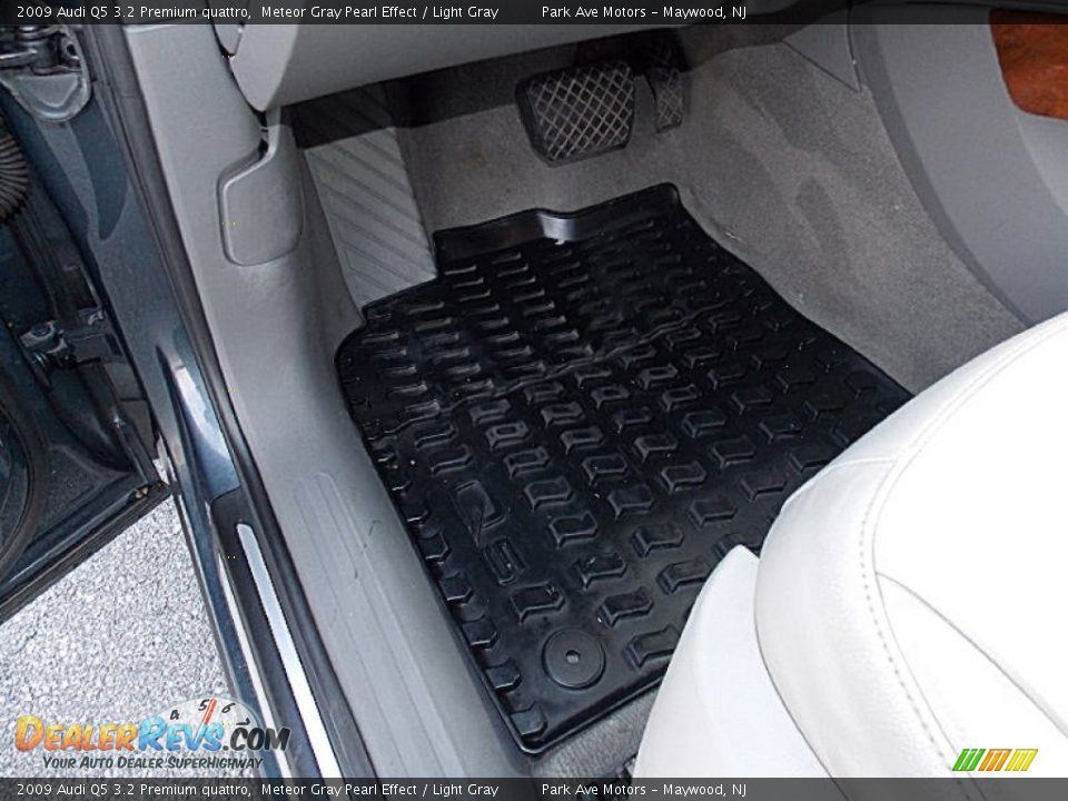 2009 Audi Q5 3.2 Premium quattro Meteor Gray Pearl Effect / Light Gray Photo #14